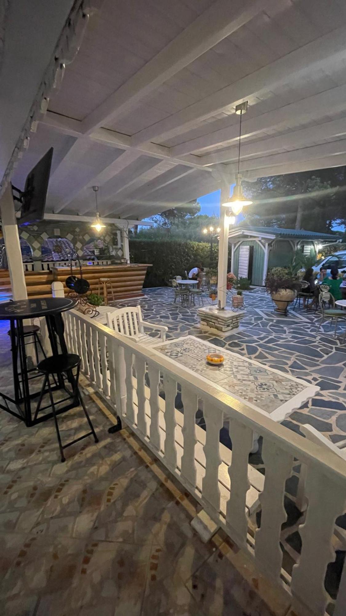 Diaporos Hotel 보우르보우로우 외부 사진
