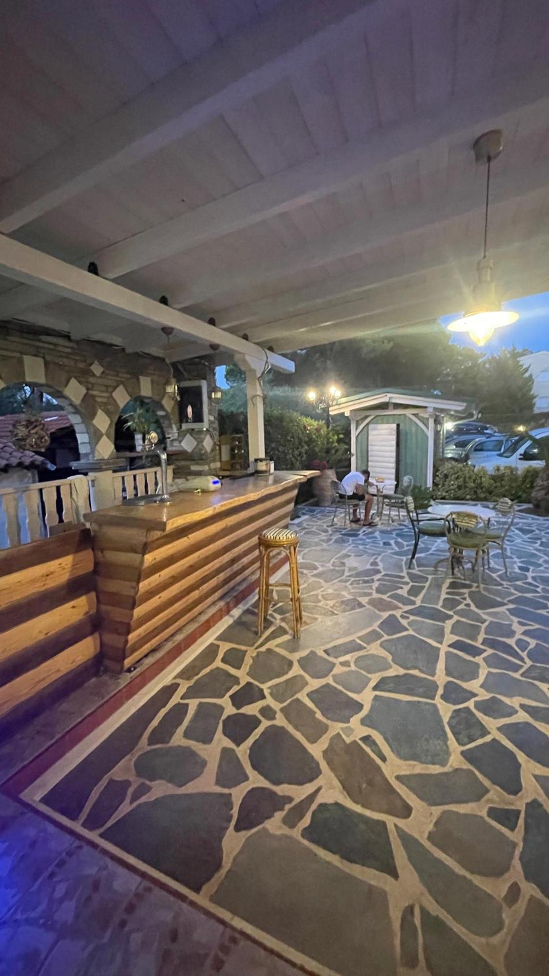 Diaporos Hotel 보우르보우로우 외부 사진
