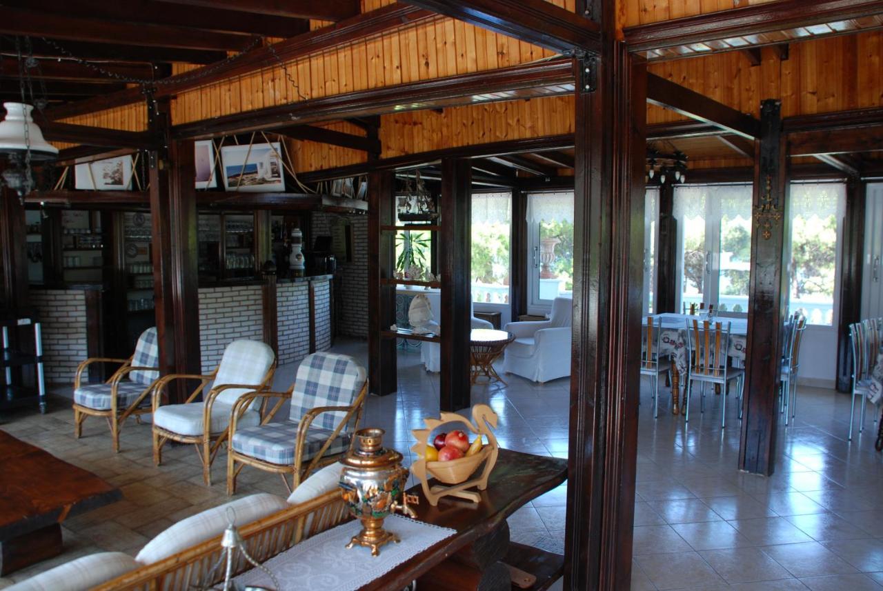 Diaporos Hotel 보우르보우로우 외부 사진